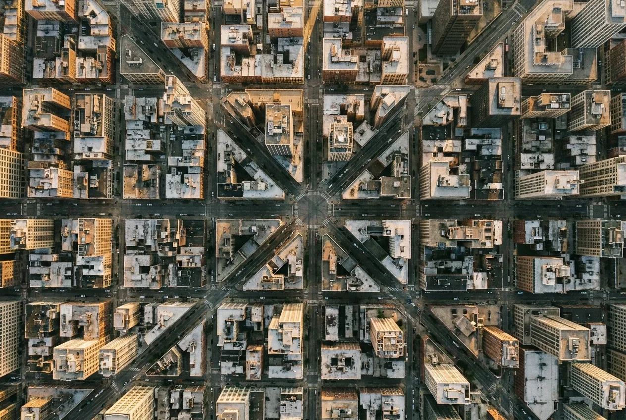 高空俯瞰的城市方格街廓,規律的街道與街區